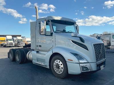 Volvo VNL300 Day Cab Truck - D13 455HP