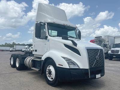 Volvo VNL300 Day Cab Truck - D13 425HP