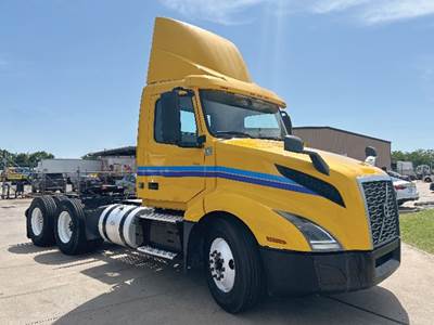 Volvo VNL300 Day Cab Truck - D13 425HP