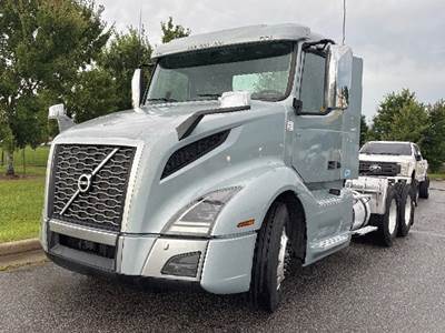 Volvo VNL300 Day Cab Truck - D13 455HP