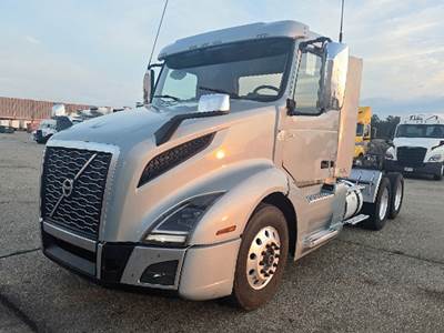 Volvo VNL300 Day Cab Truck - D13 455HP