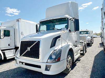 Volvo VNL300 Day Cab Truck - D13 435HP