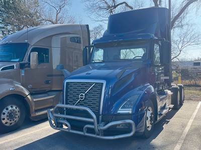 Volvo VNL300 Day Cab Truck - D13 425HP