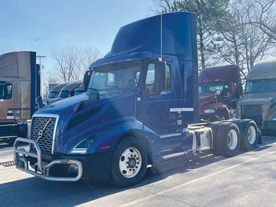 Volvo VNL300 Day Cab Truck - D13 425HP