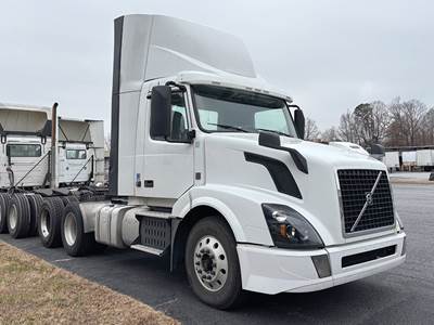 Volvo VNL300 Day Cab Truck - D13 425HP