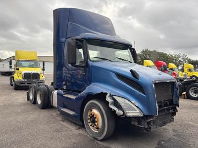 Volvo VNL300 Day Cab Truck - 425HP