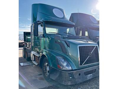 Volvo VNL300 Day Cab Truck - Cummins 450HP