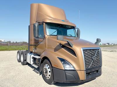 Volvo VNL300 Day Cab Truck - D13 405HP