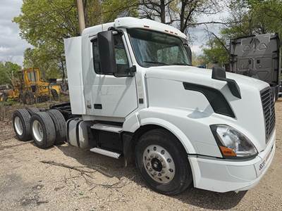 Volvo VNL300 Day Cab Truck - D13 375HP