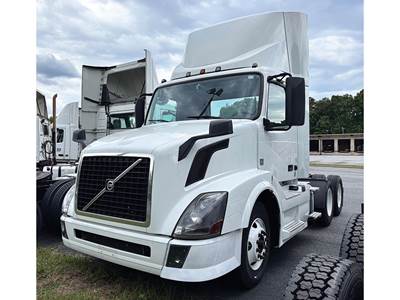 Volvo VNL300 Day Cab Truck - D13 425HP