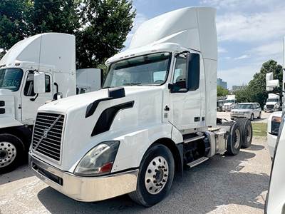 Volvo VNL300 Day Cab Truck - D11 405HP