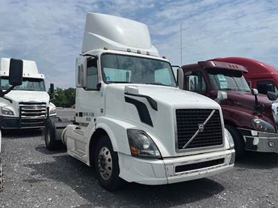 Volvo VNL300 Day Cab Truck - D13 405HP