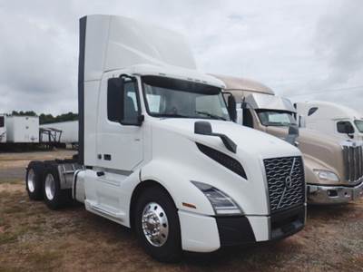 Volvo VNL300 Day Cab Truck - D13 455HP
