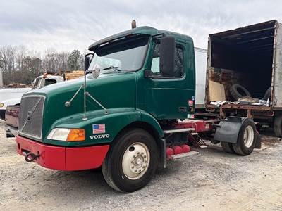 Volvo VNM200 Day Cab Truck - Detroit 375HP
