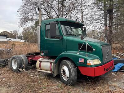 Volvo VNM200 Day Cab Truck - Detroit 330HP