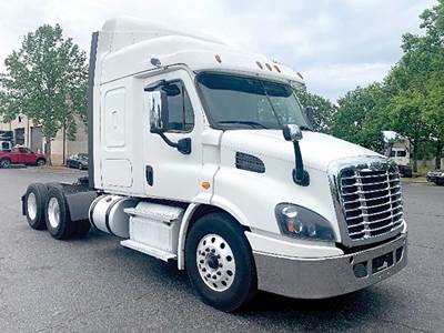 Freightliner Cascadia 113 Sleeper Semi Truck - 48" Mid-Roof Xt, Detroit 410HP