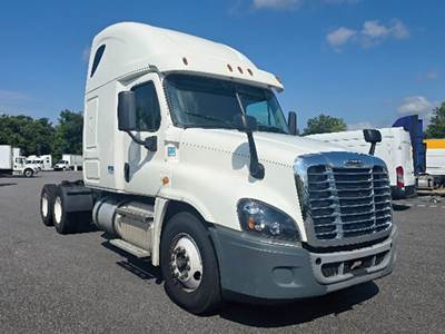 Freightliner Cascadia 125 Sleeper Semi Truck - 72" Raised Roof, Detroit 455HP