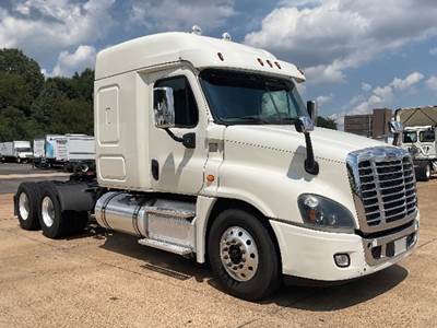 Freightliner Cascadia 125 Sleeper Semi Truck - 60" Mid-Roof Xt, Detroit 475HP