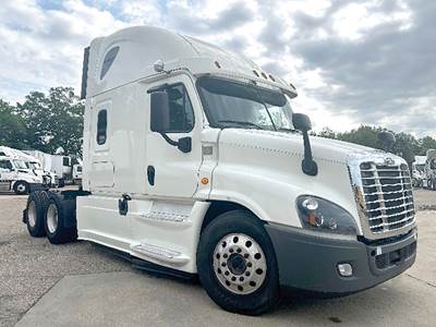 Freightliner Cascadia 125 Sleeper Semi Truck - 72" Raised Roof, Detroit 450HP
