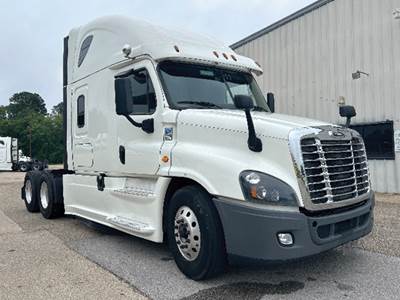 Freightliner Cascadia 125 Sleeper Semi Truck - 72" Raised Roof, Detroit 450HP
