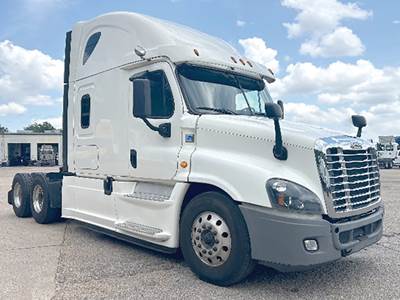 Freightliner Cascadia 125 Sleeper Semi Truck - 72" Raised Roof, Detroit 450HP