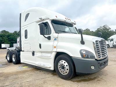 Freightliner Cascadia 125 Sleeper Semi Truck - 72" Raised Roof, Detroit 450HP