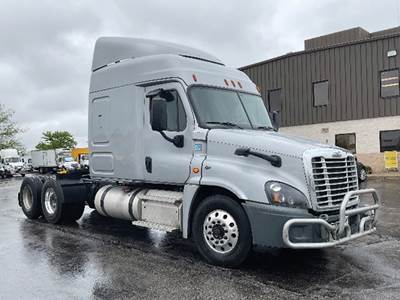 Freightliner Cascadia 125 Sleeper Semi Truck - 72" Mid-Roof Xt, Detroit 455HP