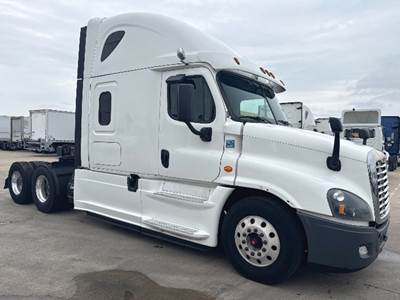 Freightliner Cascadia 125 Sleeper Semi Truck - 72" Raised Roof, Detroit 450HP