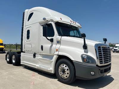 Freightliner Cascadia 125 Sleeper Semi Truck - 72" Raised Roof, Detroit 450HP