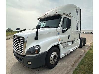 Freightliner Cascadia 125 Sleeper Semi Truck - 72" Raised Roof, Detroit 450HP