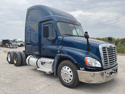 Freightliner Cascadia 125 Sleeper Semi Truck - 72" Raised Roof, Cummins 450HP