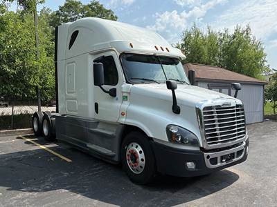 Freightliner Cascadia 125 Sleeper Semi Truck - 72" Raised Roof, Detroit 455HP