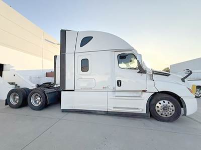 Freightliner Cascadia 126 Sleeper Semi Truck - 72" Raised Roof, Detroit 450HP