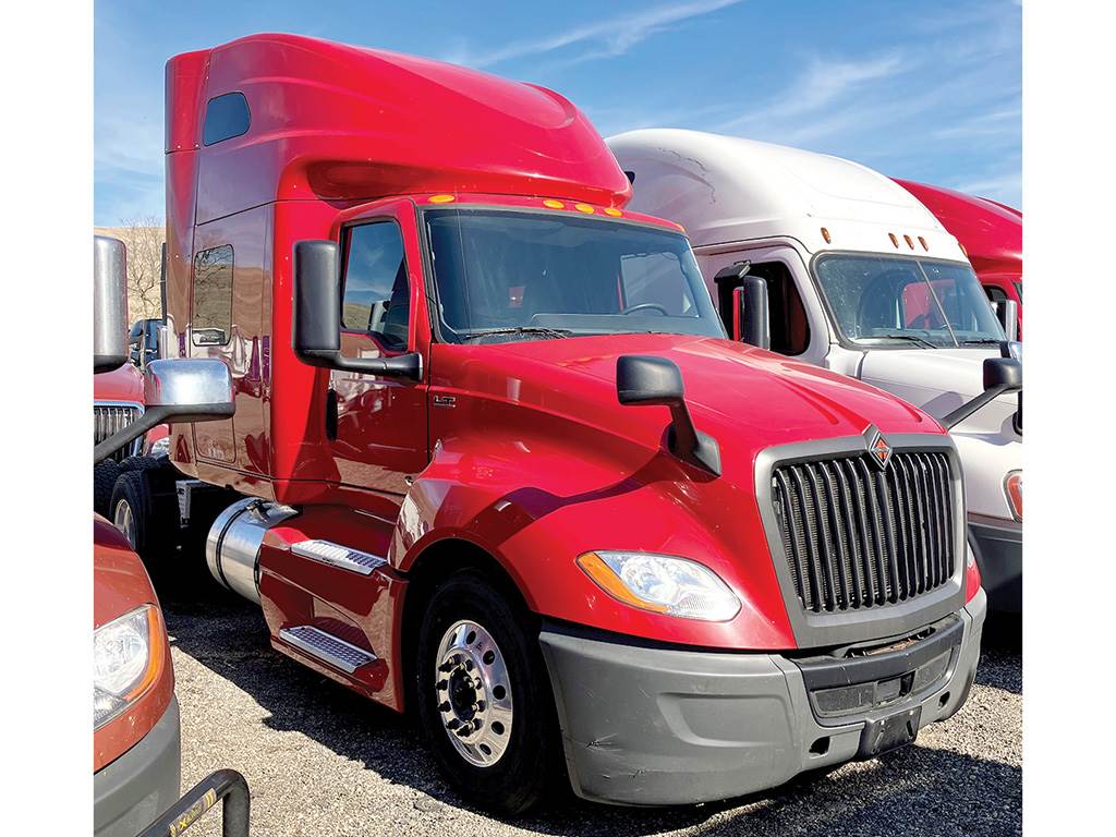 2018 International LT625 Sleeper Semi Truck 73" SkyRise, Cummins