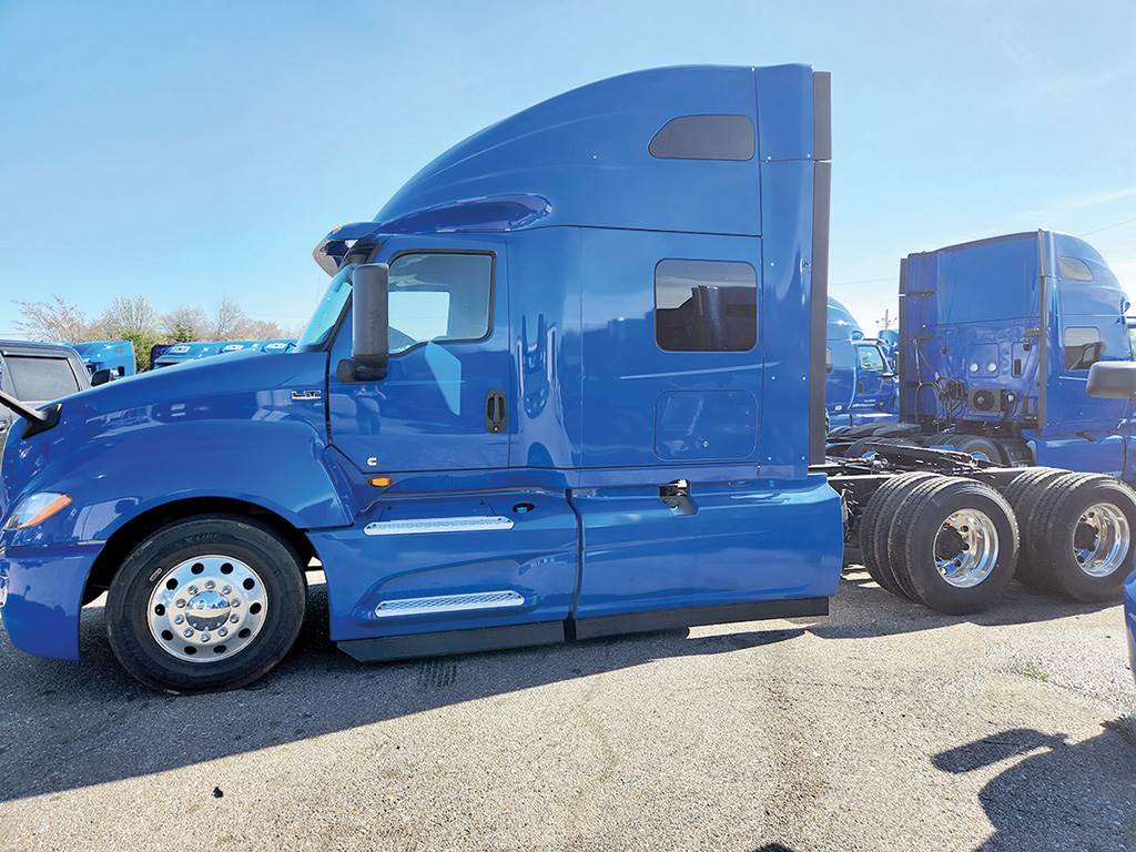 2018 International LT625 Sleeper Semi Truck 73" SkyRise, Cummins