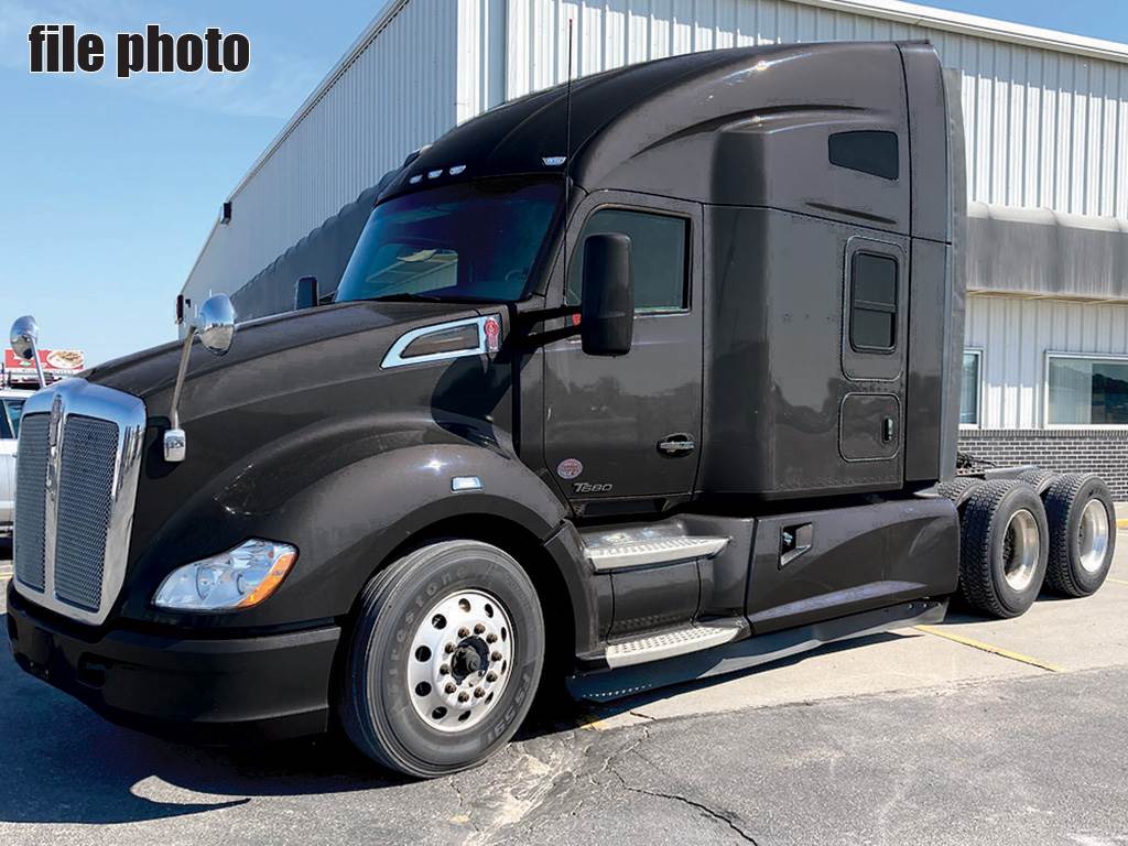 2015 Kenworth T680 Sleeper Semi Truck 76" HighRoof, Paccar 455HP For