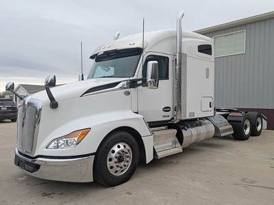 Kenworth T680 Sleeper Semi Truck - 76" Mid-Roof, Cummins 450HP