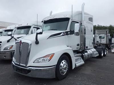 Kenworth T680 Sleeper Semi Truck - 76" Mid-Roof, Cummins 450HP