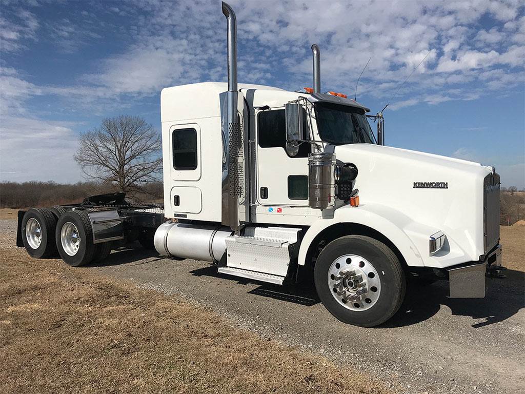 2014 Kenworth T800 Sleeper Semi Truck 62" FlatTop, Paccar 455HP For