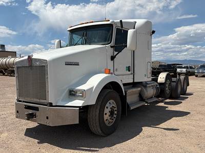 Kenworth T800 Sleeper Semi Truck - 38" Flat-Top, Cummins 475HP