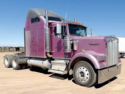 Kenworth W900 Sleeper Semi Truck - 62" Aerodyne, Detroit 500HP