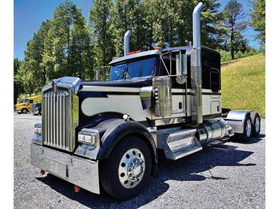 Kenworth W900 Sleeper Semi Truck - 62" Flat-Top, Cummins 565HP