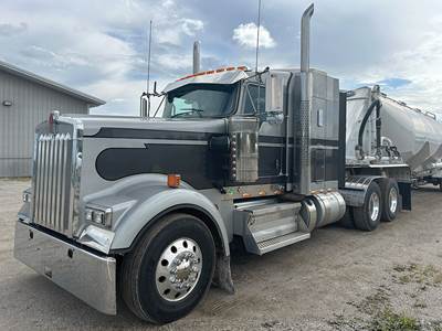 Kenworth W900L Sleeper Semi Truck - 62" Flat-Top, Cummins 500HP