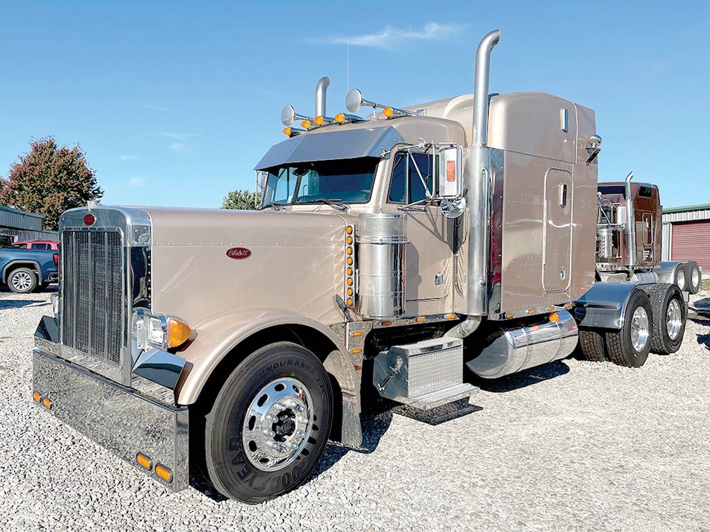 2005 Peterbilt 379EXHD Sleeper Semi Truck 63" Unibilt StandUp