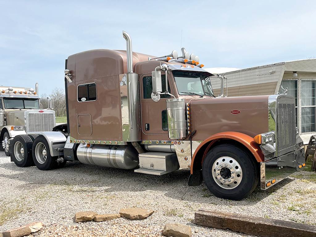 2007 Peterbilt 379EXHD Sleeper Semi Truck 70" Unibilt StandUp