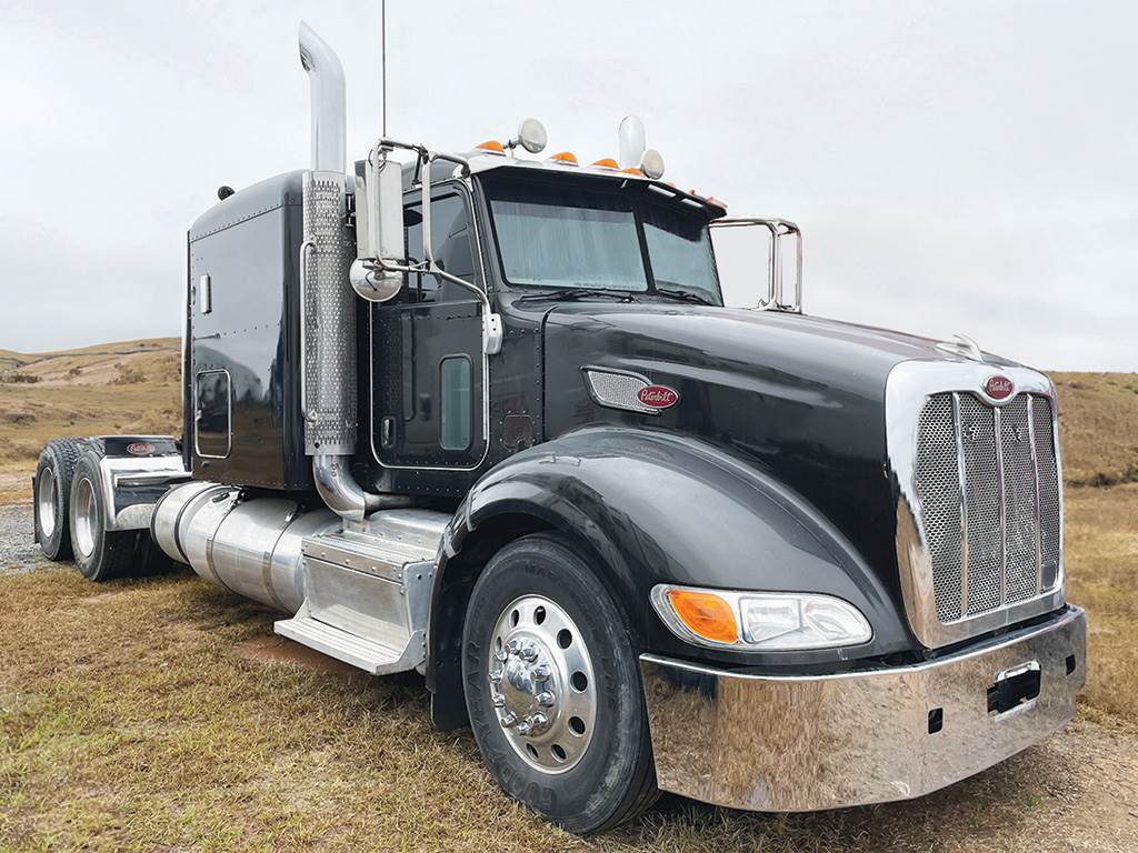 2014 Peterbilt 386 Sleeper Semi Truck 63" Unibilt FlatTop, Paccar