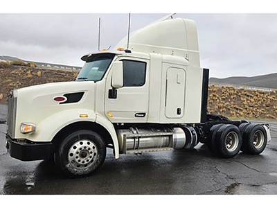 Peterbilt 567 Sleeper Semi Truck - 44" Unibilt Flat-Top, Paccar 455HP