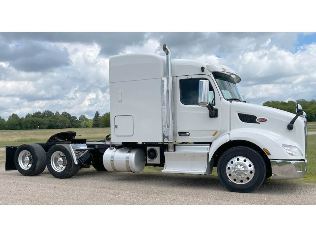 2017 Peterbilt 579 Sleeper Semi Truck 72" Unibilt High Roof, Paccar