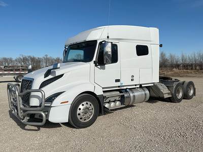 Volvo VNL 740 Sleeper Semi Truck - D13 455HP