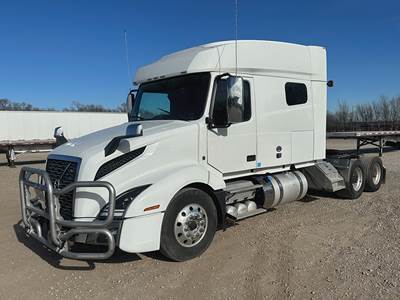 Volvo VNL 740 Sleeper Semi Truck - D13 455HP